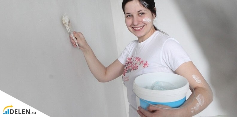 Женщина делает ремонт